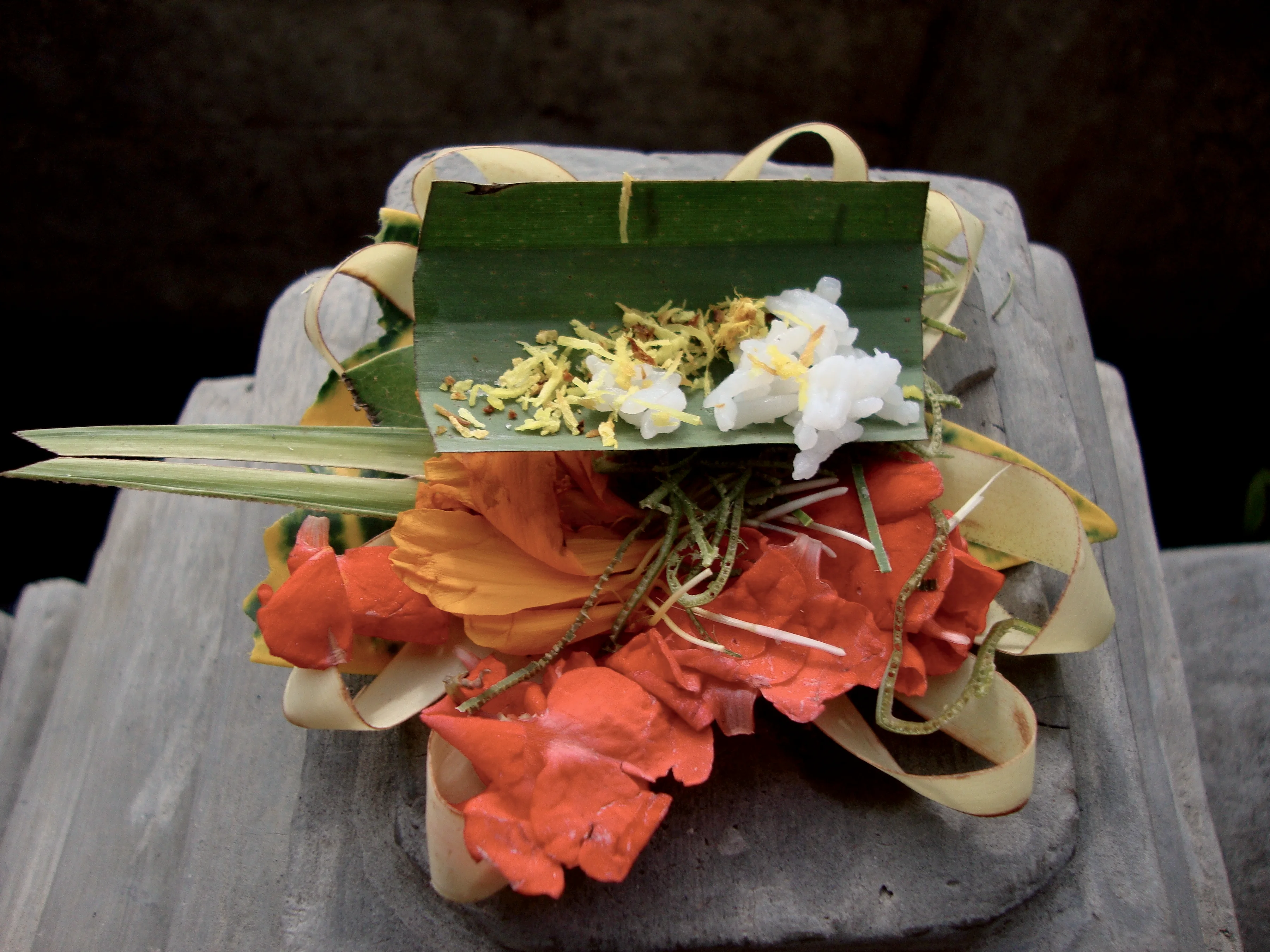 Une offrande canang sari : des fleurs dans un plateau de feuilles de palmier