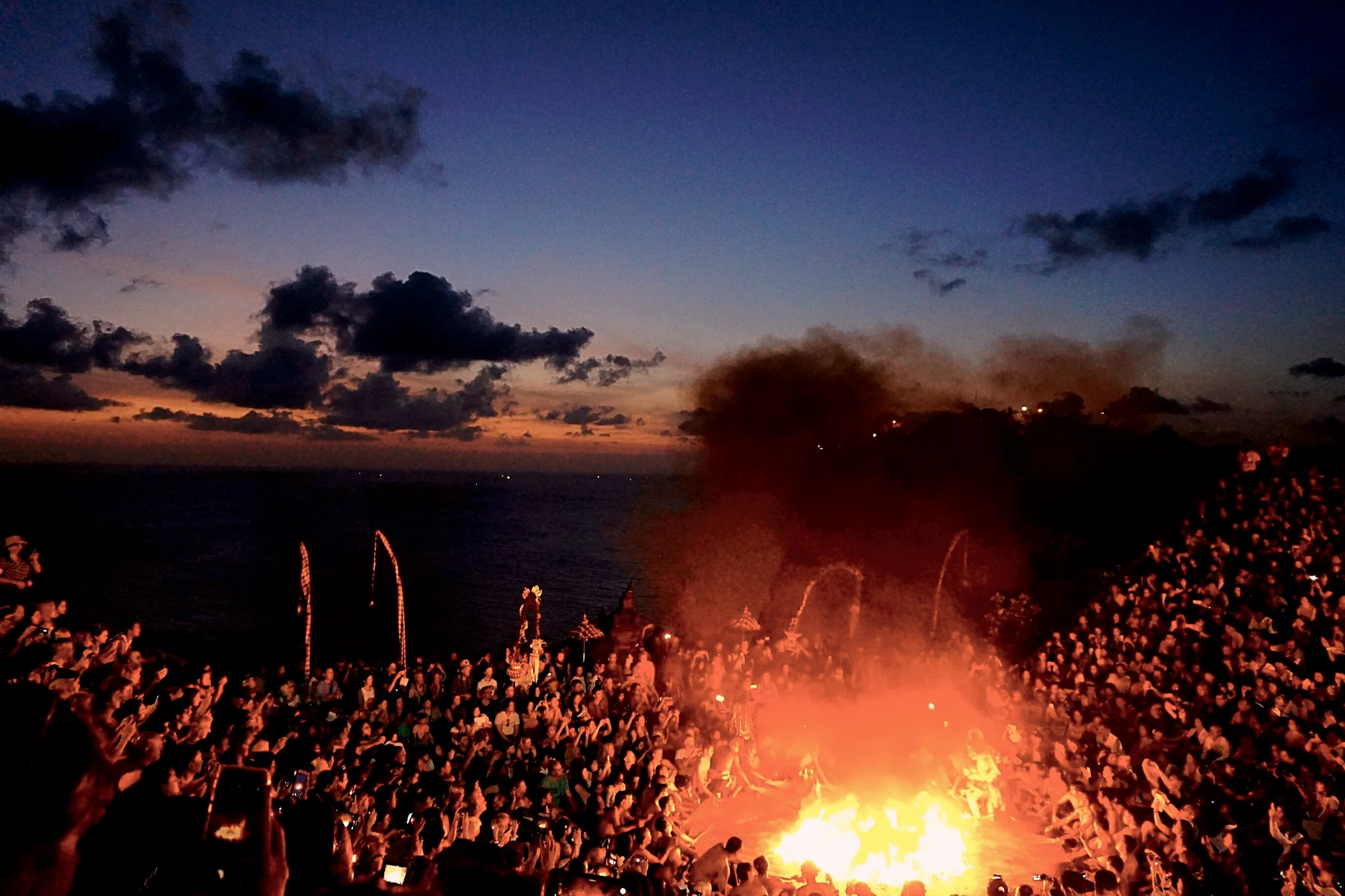 La danse du feu Kecak à Uluwatu, le soleil couchant sur la mer
