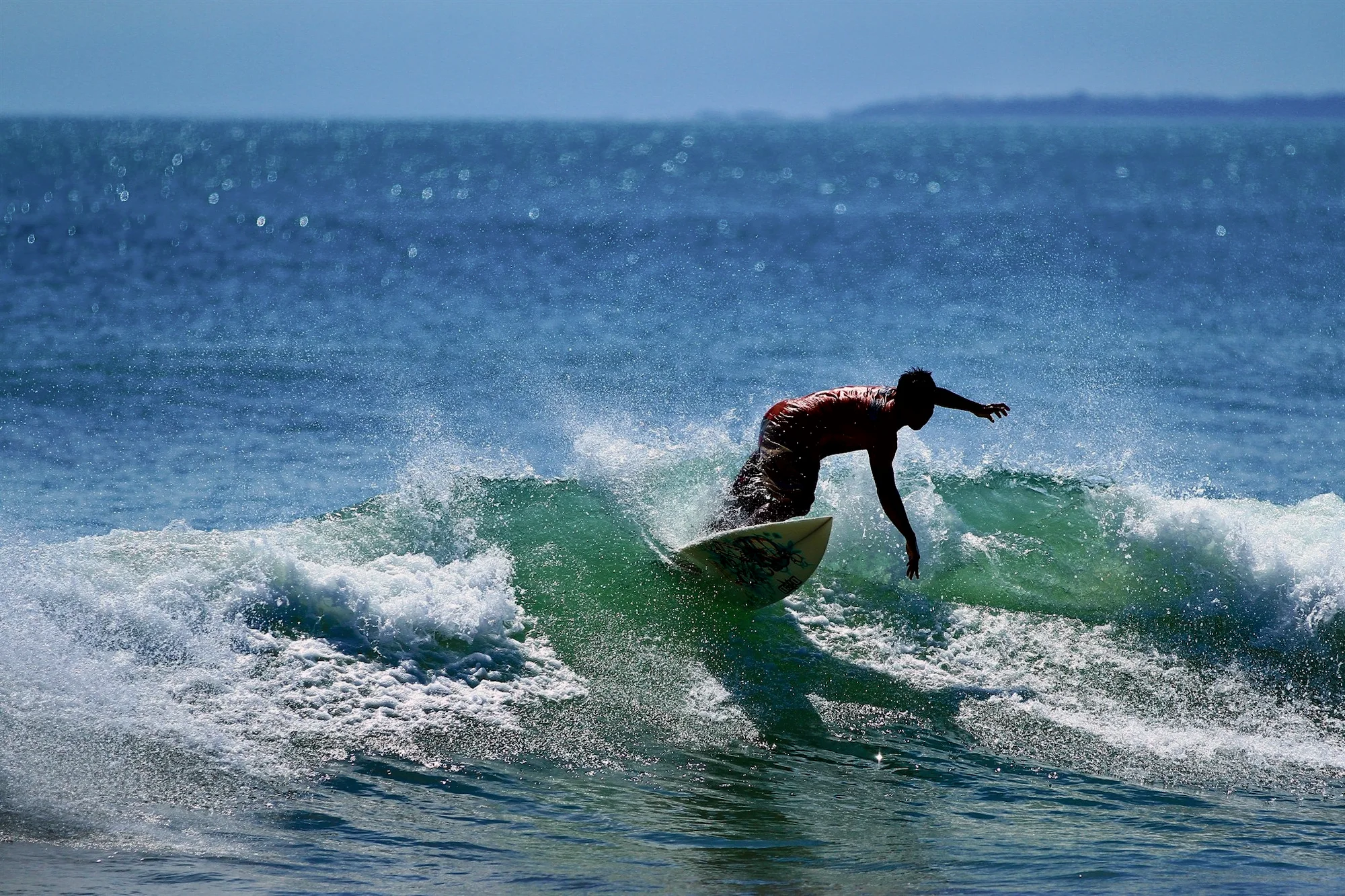 Un surfeur sur une vague à Kuta