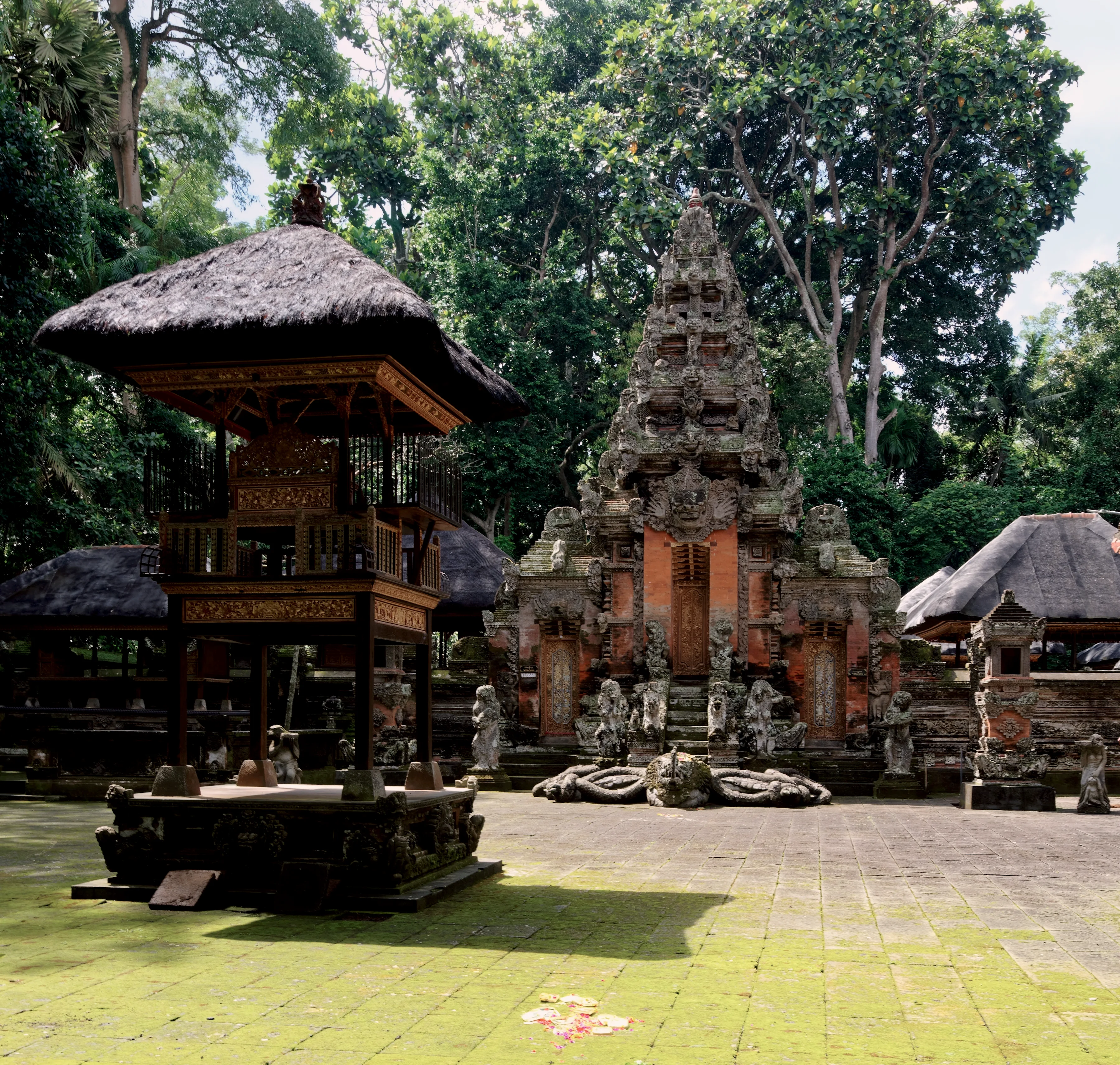 Un temple dans la forêt des singes d’Ubud