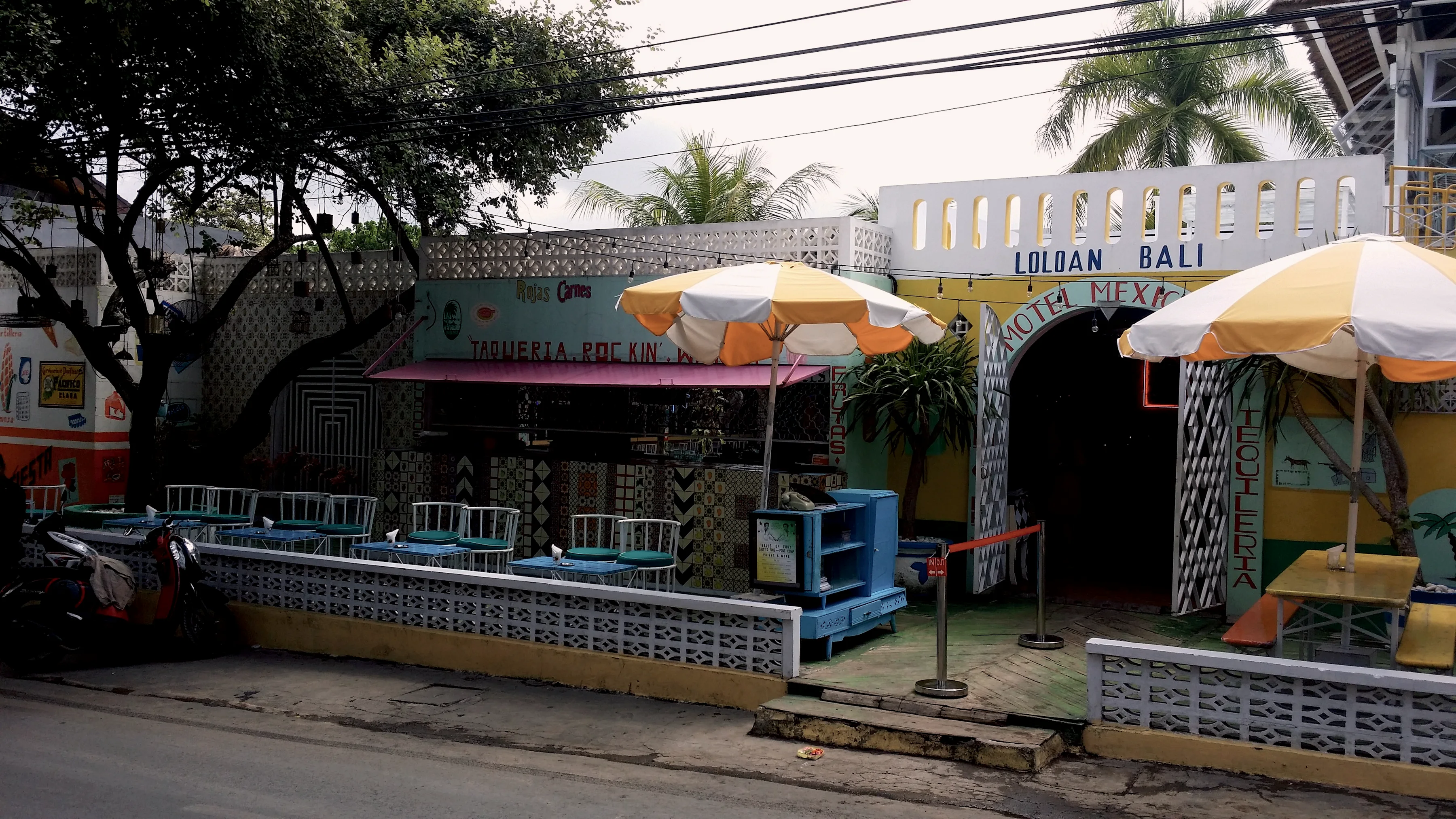 La façade peinte du Motel Mexicola à Seminyak