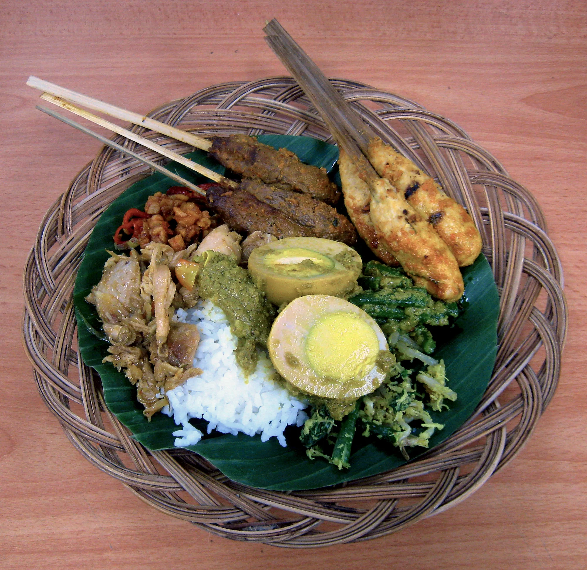Un nasi campur servi sur une feuille de bananier