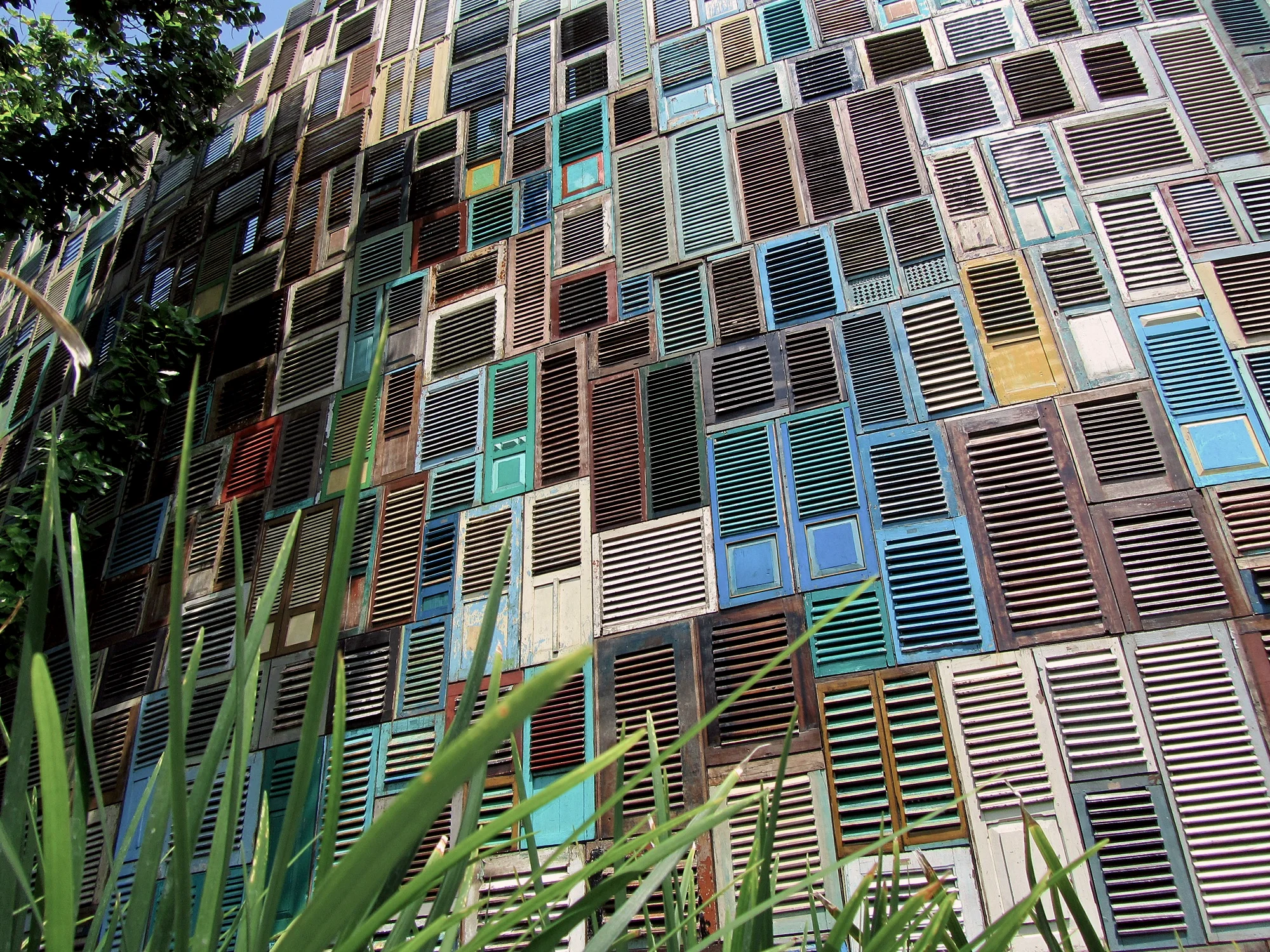 La façade de fenêtres récupérées du Potato Head, à Seminyak