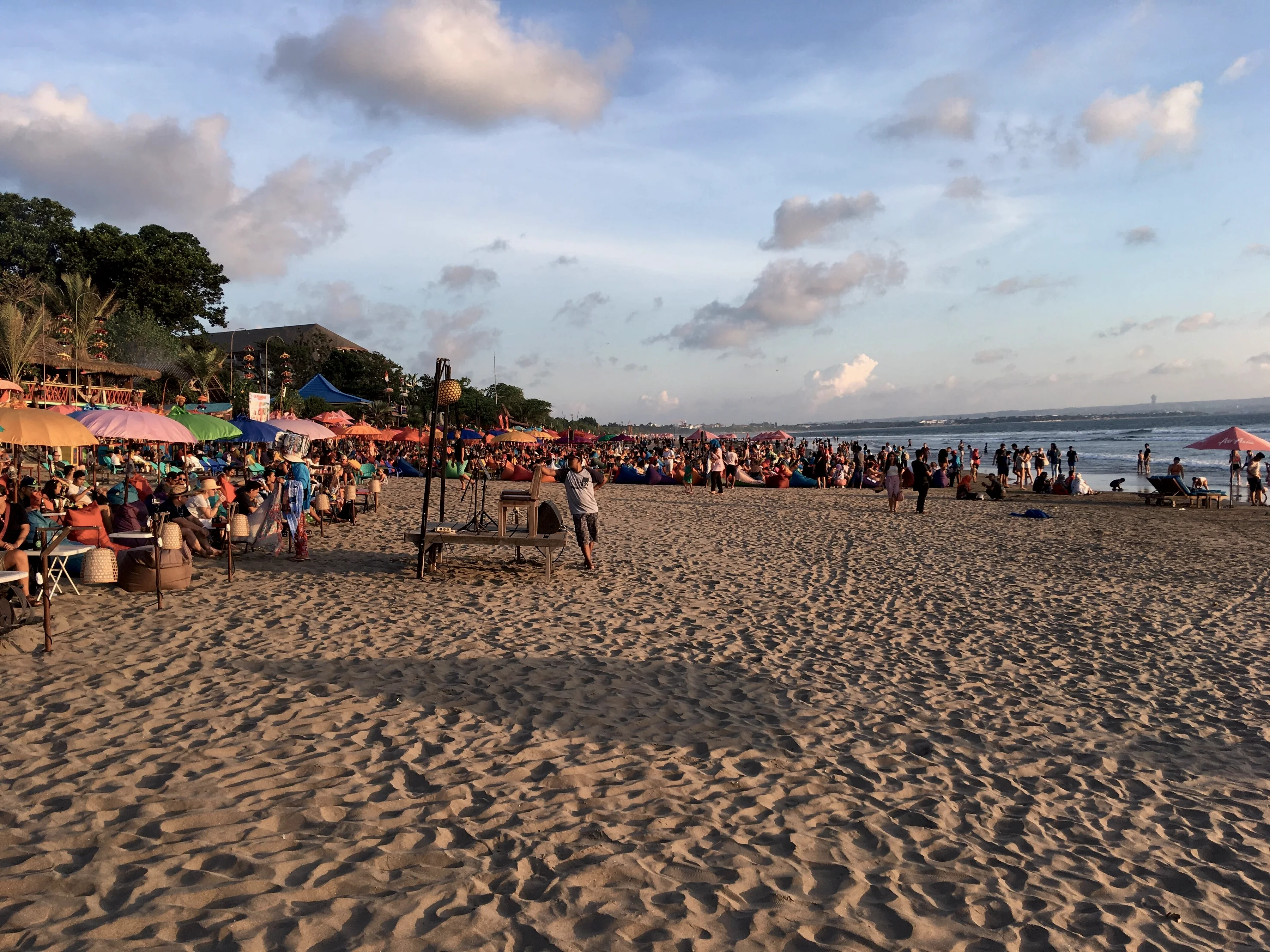 Bars de plage et parasols sur la plage de Seminyak l’après-midi