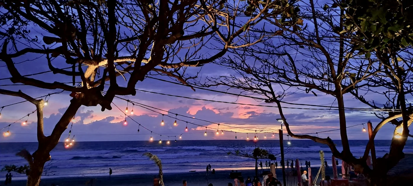 Guirlandes lumineuses dans les arbres de la plage de Seminyak au crépuscule