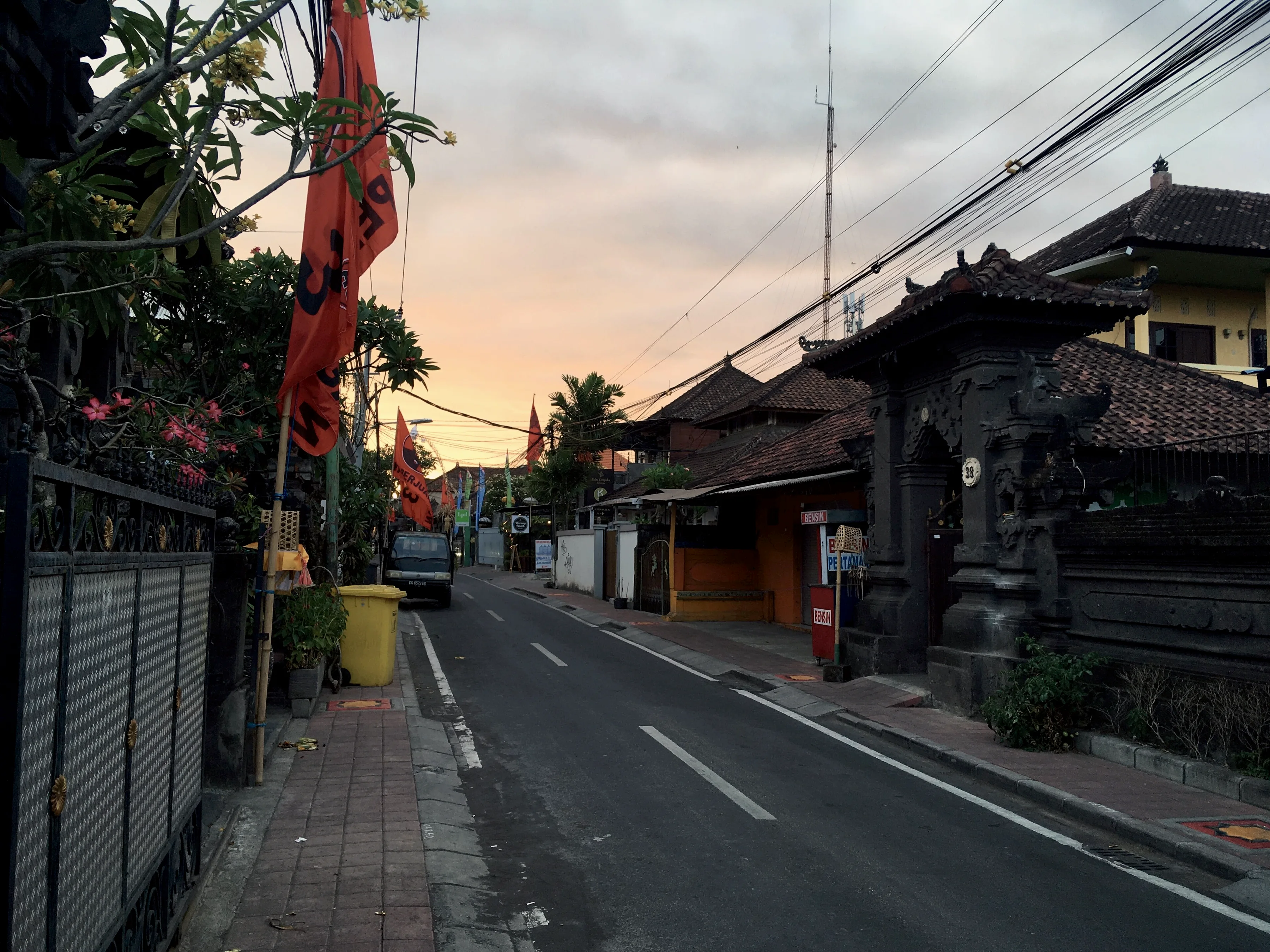 Une ruelle de Seminyak bordée de portes de temples