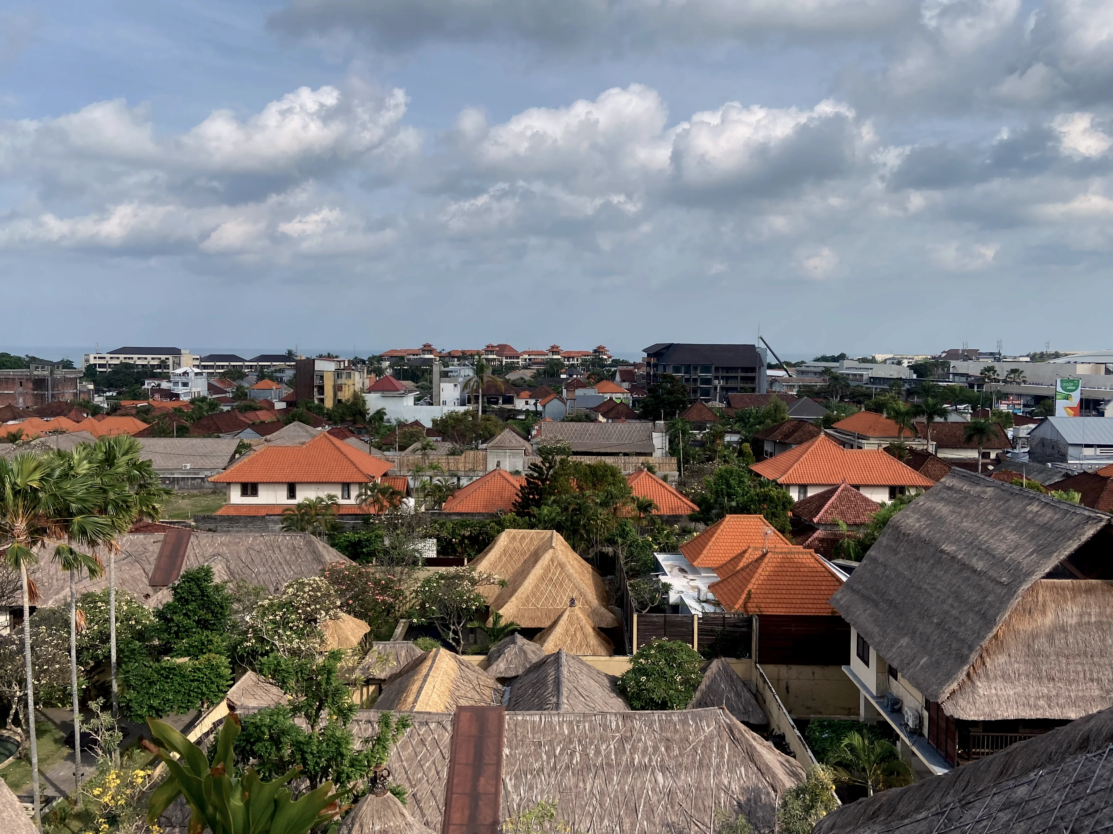 Les toits et les palmiers de Seminyak vus d’en haut