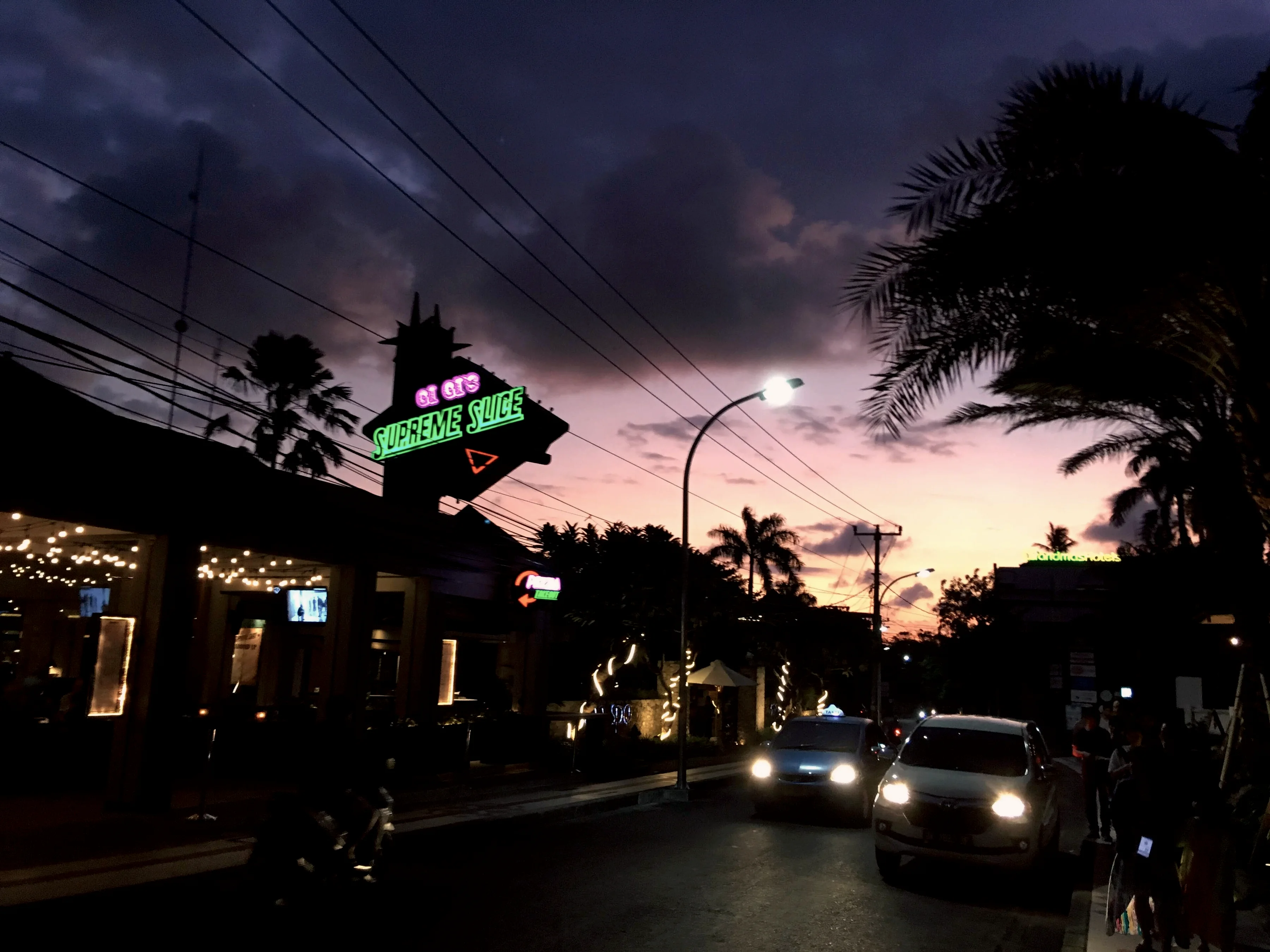 Une rue de Seminyak au crépuscule, quand les boutiques s’allument