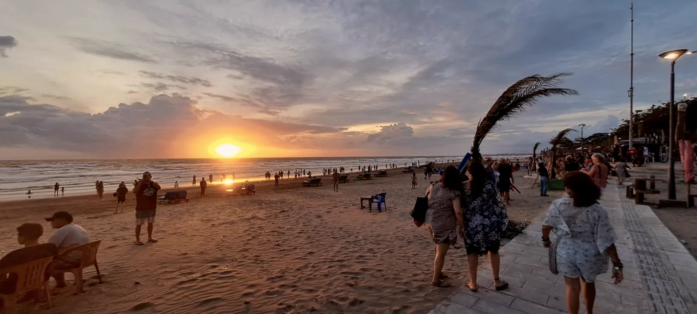 La foule du coucher de soleil sur la plage de Seminyak