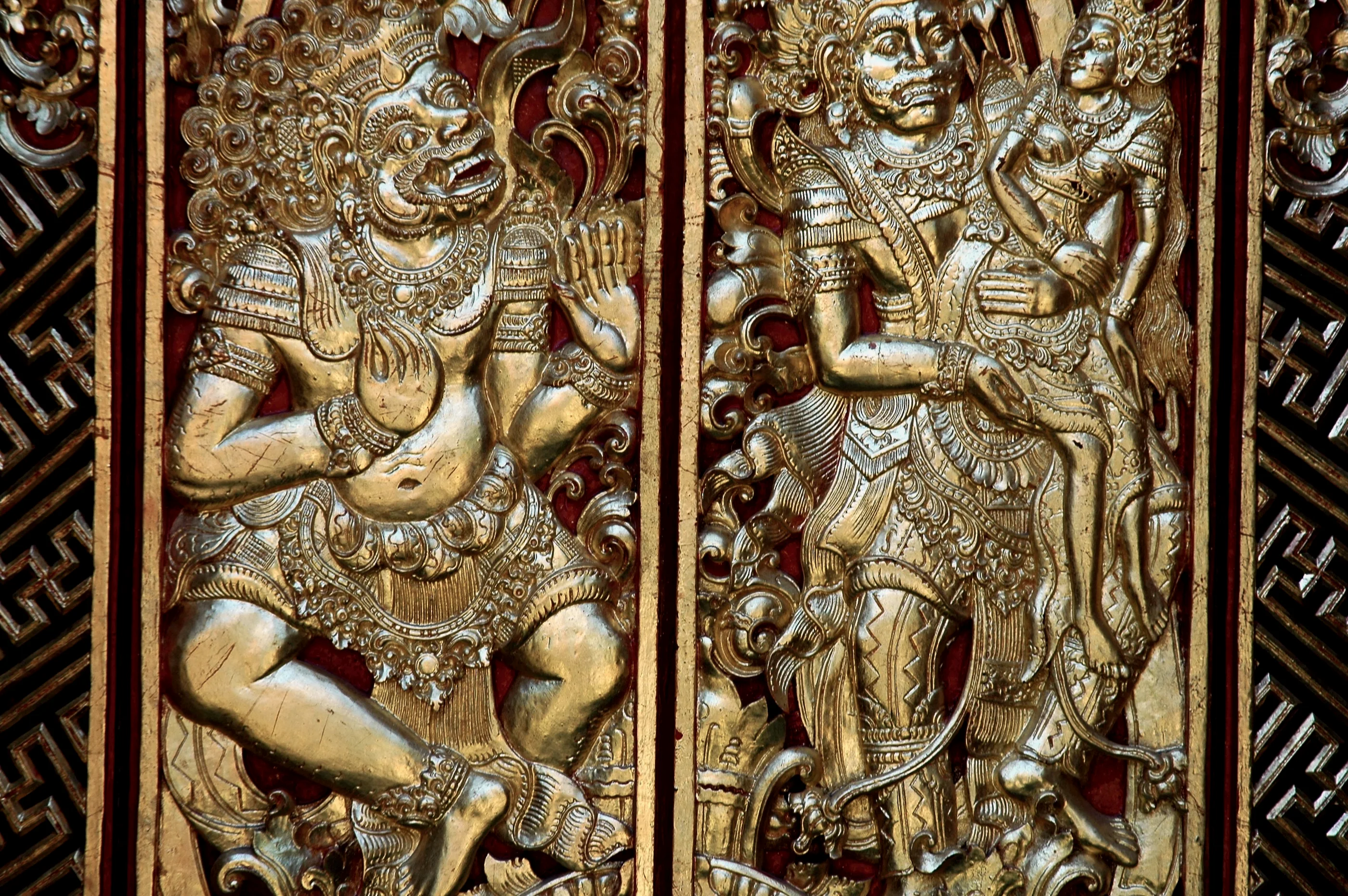 Les portes sculptées et dorées d’un temple de Seminyak