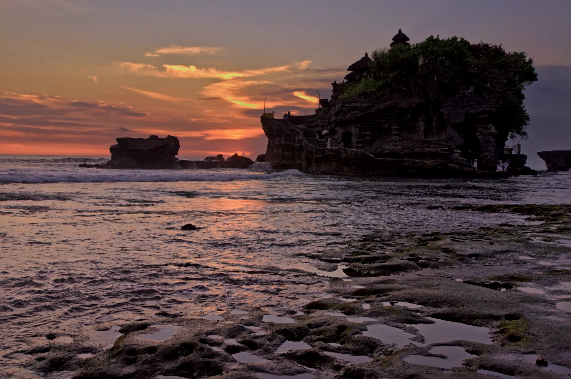 Le temple de Tanah Lot sur son rocher au coucher du soleil
