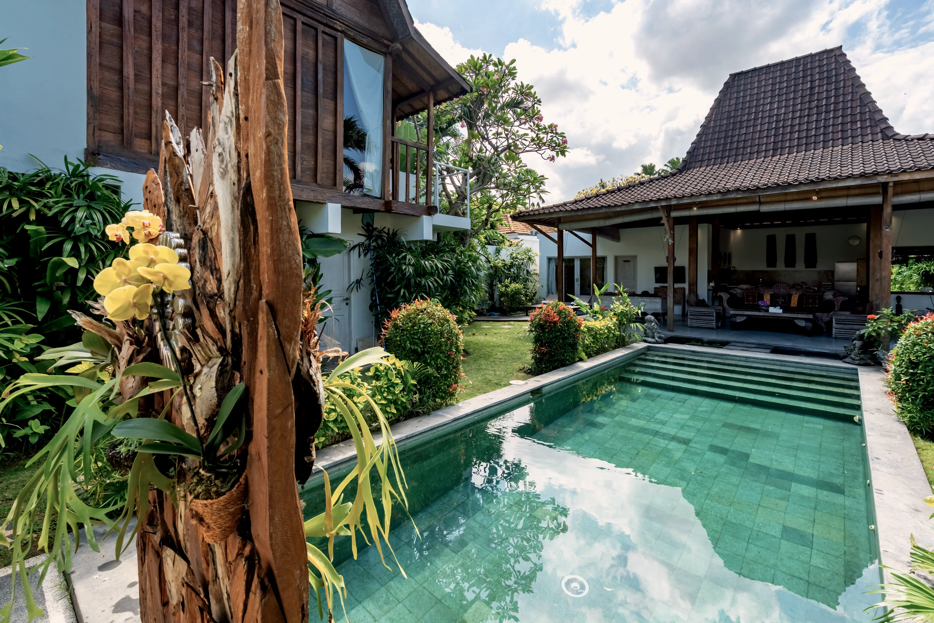 Kolam dibingkai tiang kayu yang lapuk