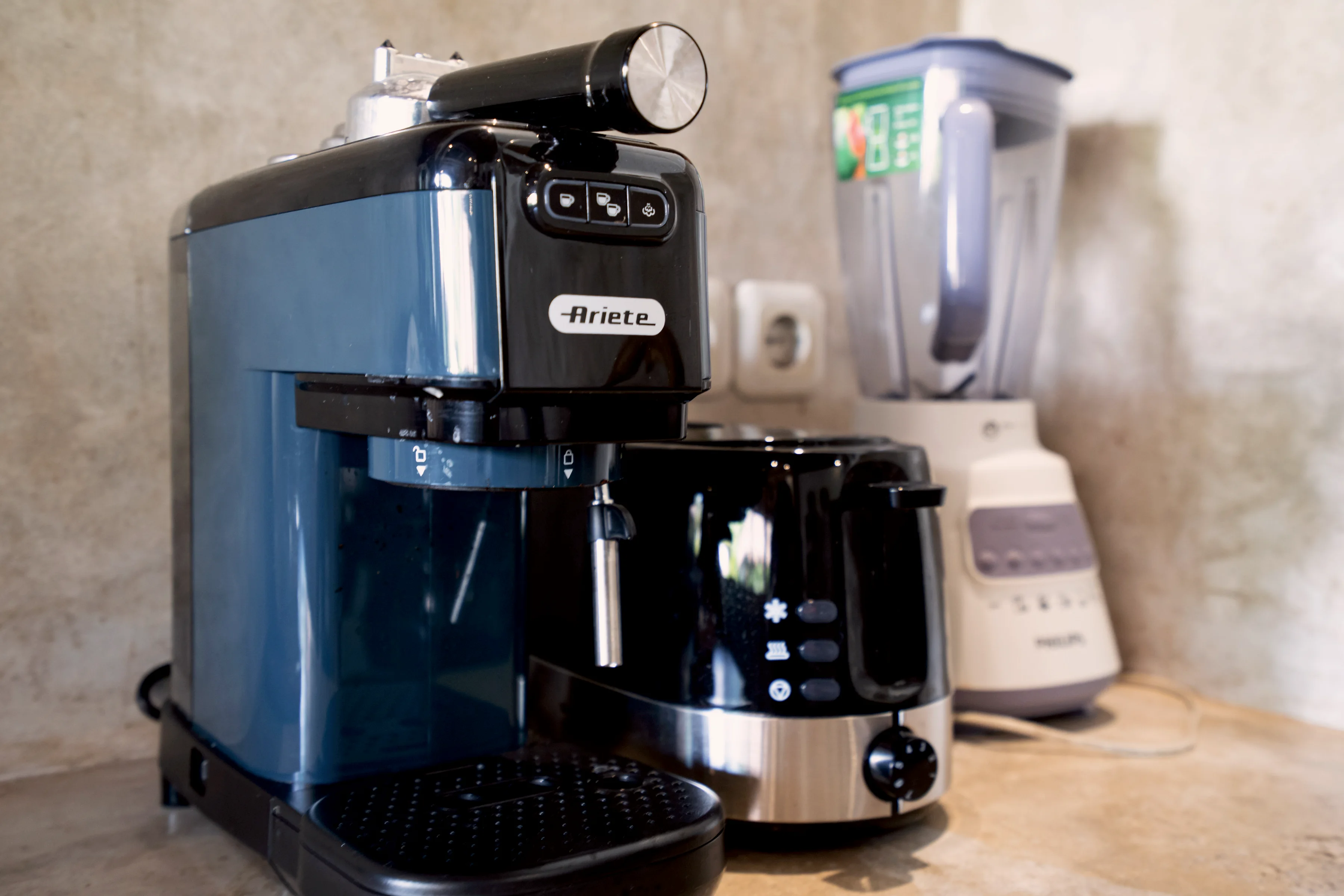 Mesin espresso, pemanggang roti dan blender di meja dapur