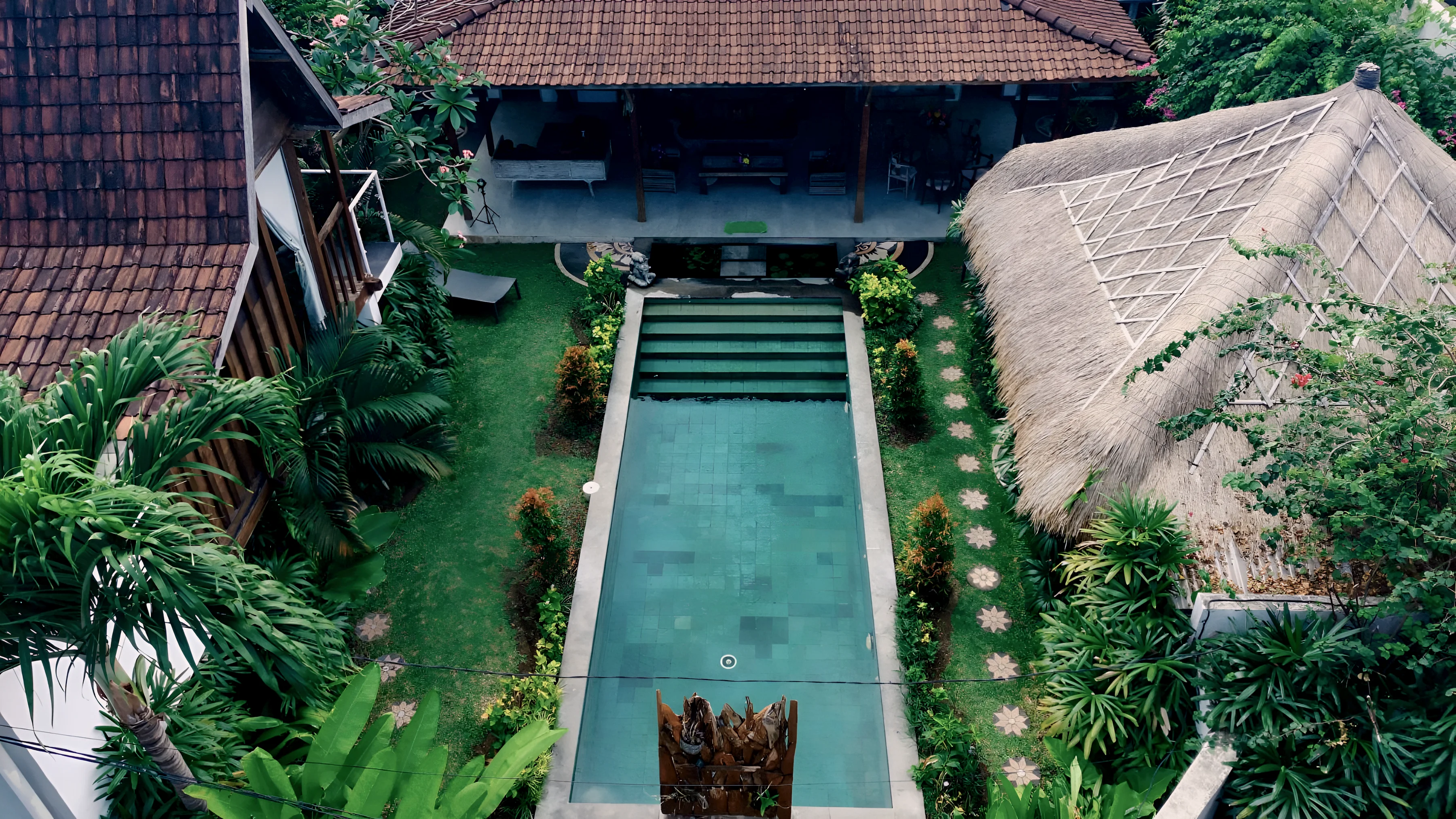Vila dari atas: kolam, bale utama, bale beratap alang-alang, dan taman